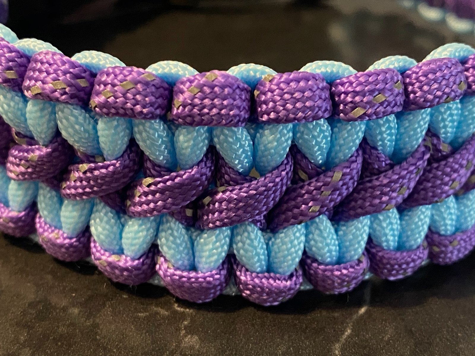 Detalle de collar paracord morado y celeste