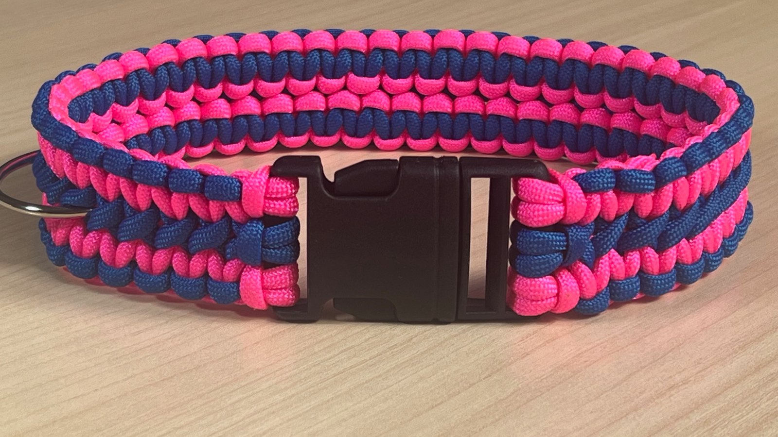 Collar paracord rosa neón y azul marino