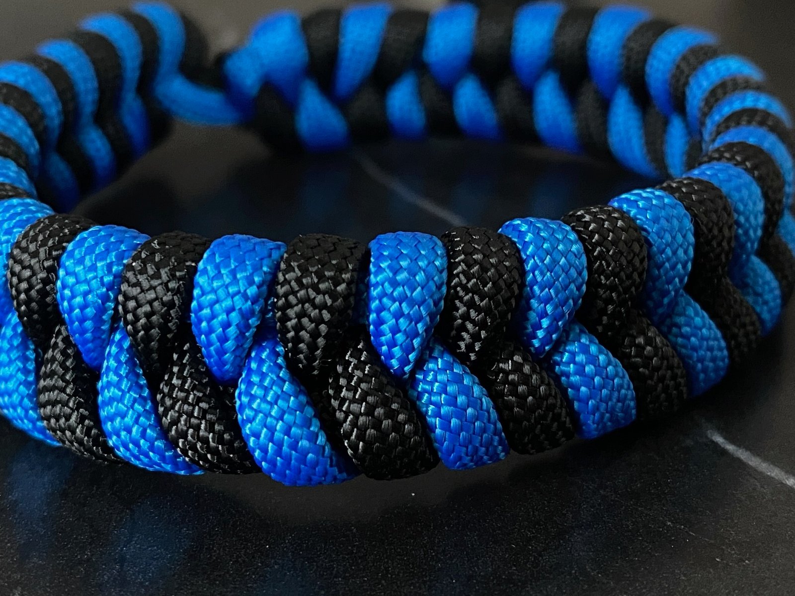 Accesorio paracord azul y negro en primer plano